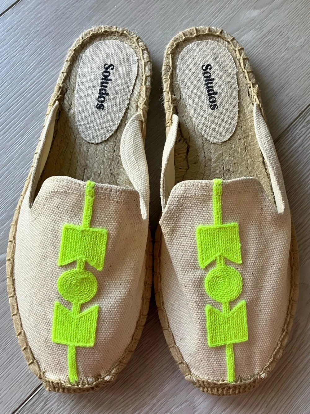 NWT Soludos Cream Slip-On Espadrille with NeonYellow Stripe